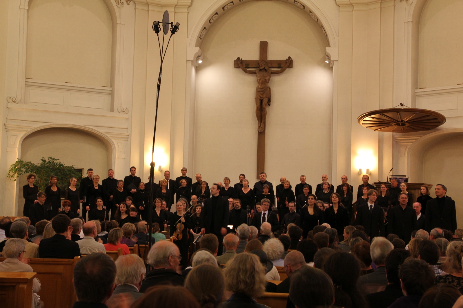 Bild 2 von der Aufführung der Matthäus-Passion am 22.04.2011 in der Stadtkirche Ludwigsburg. Bild: Gesine Hofinger/Michael Brenner.