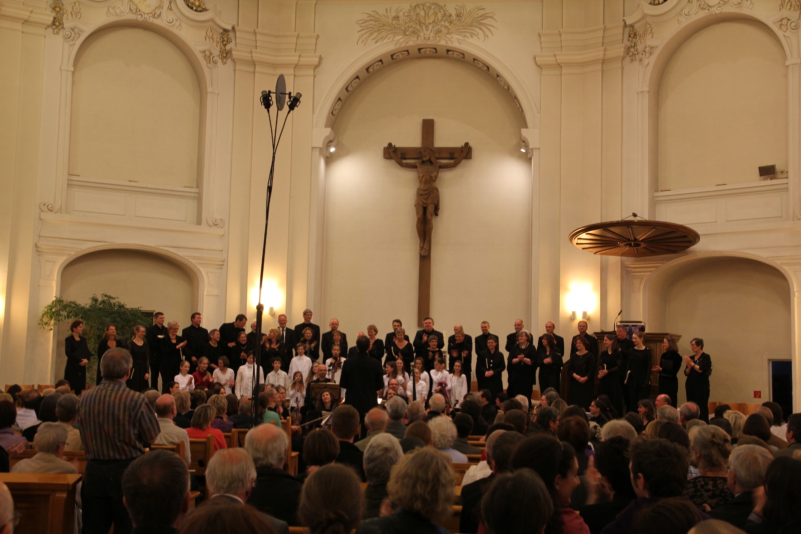 Bild 1 von der Aufführung der Matthäus-Passion am 22.04.2011 in der Stadtkirche Ludwigsburg. Bild: Gesine Hofinger/Michael Brenner.
