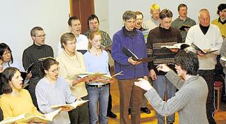 Jeder Ton muss sitzen: Stadtkirchen-Kantor Martin Kaleschke feilt mit seinen Musikern an Details. Bild: Richard Zeller