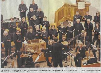 Stimmiges Klangbild: Chor, Orchester und Solisten spielen in der Stadtkirche. Foto: Holm Wolschendorf.